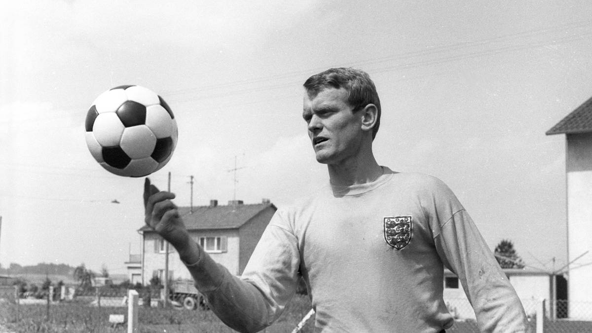 Maiers Karriere begann beim Münchner Vorort-Klub TSV Haar, wo er in der B-Jugend zunächst Mittelstürmer spielte und es jedes Mal als Schmach empfand, wenn er im Tor stehen musste. Nach einer Verletzung des Stammtorhüters wurde Maier bei einem Pokalspiel zwischen die Pfosten beordert und machte seine Sache so gut, dass er fortan im Kasten stand 