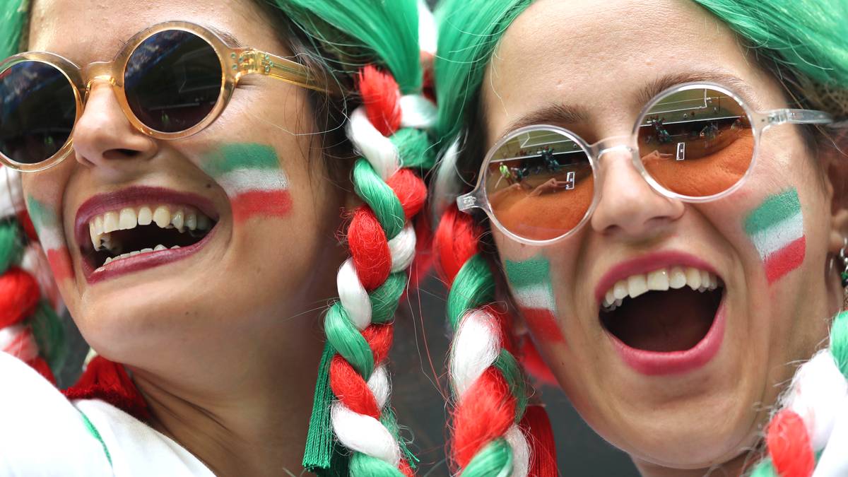 Die iranischen Anhängerinnen genießen es, ihr Team endlich im Stadion unterstützen zu dürfen