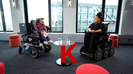 Kübra Sekin ist zu Gast bei Raul Krauthausen. Ein Gespräch über Ableismus, Rassismus und Inklusion am Dreh. Der neueste Clou dabei: Ein barrierefreier Maskenwagen.