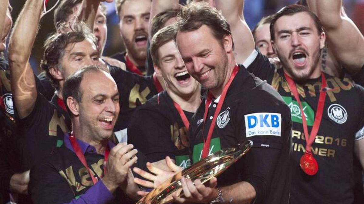 Bob Hanning (l.) feierte 2016 mit dem DHB und Bundestrainer Dagur Sigurdsson den EM-Titel
