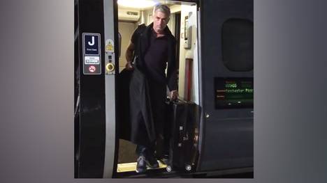 "Ich bin da." Jose Mourinho steigt aus dem Zug