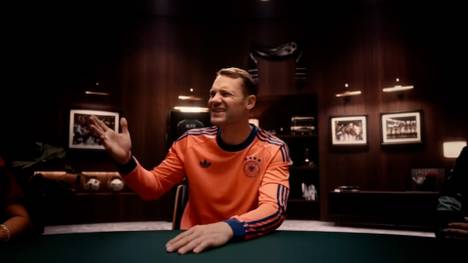Zum letzten Mal wird Adidas ein neues Trikot der deutschen Nationalmannschaft vorstellen. Sein letztes Jersey kündigt der Sportartikelhersteller in einem Werbeclip mit echten DFB-Legenden an.