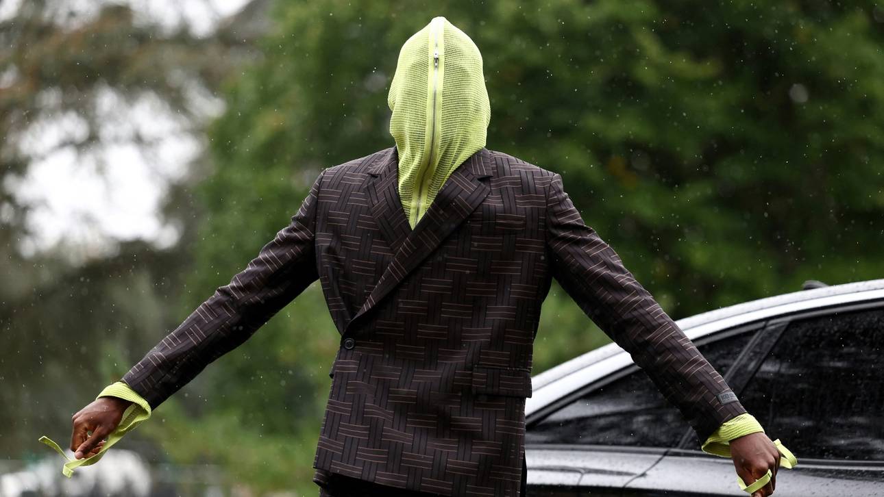 Kurioser Auftritt: Konate mit Maske zur Nationalmannschaft