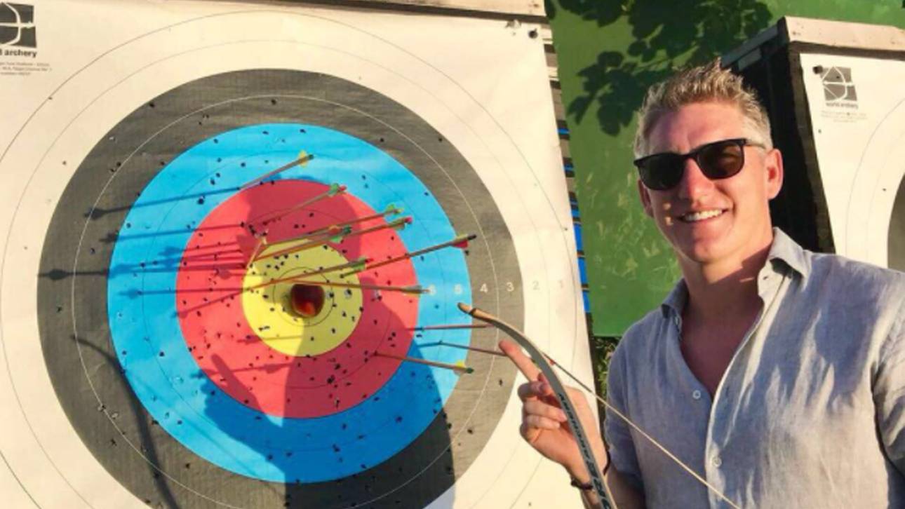 Schweinsteiger im Darts-Fieber