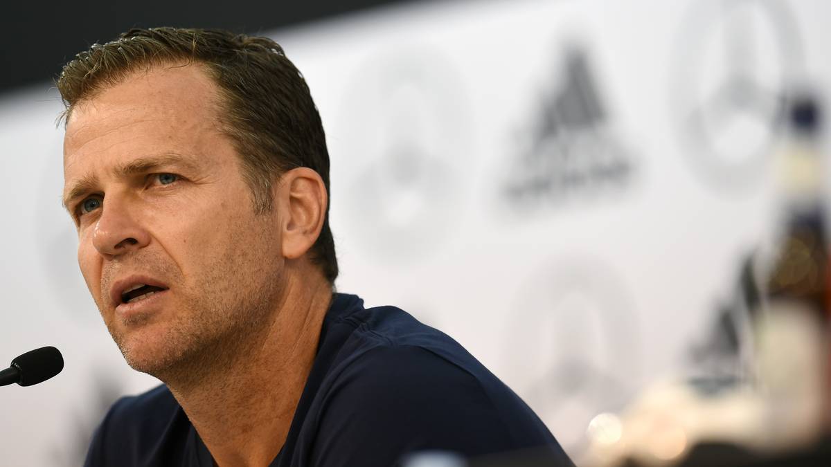 7. JUNI - Bierhoff erklärt das Thema auf der Pressekonferenz vor dem Spiel gegen Saudi-Arabien eigenhändig für beendet. "Was hätten wir noch mehr machen sollen? Jetzt reicht es dann auch", sagt der Teammanager in Südtirol. Ein schwerer Fehler. Einen Maulkorb für die Medien braucht es an dieser Stelle am wenigsten