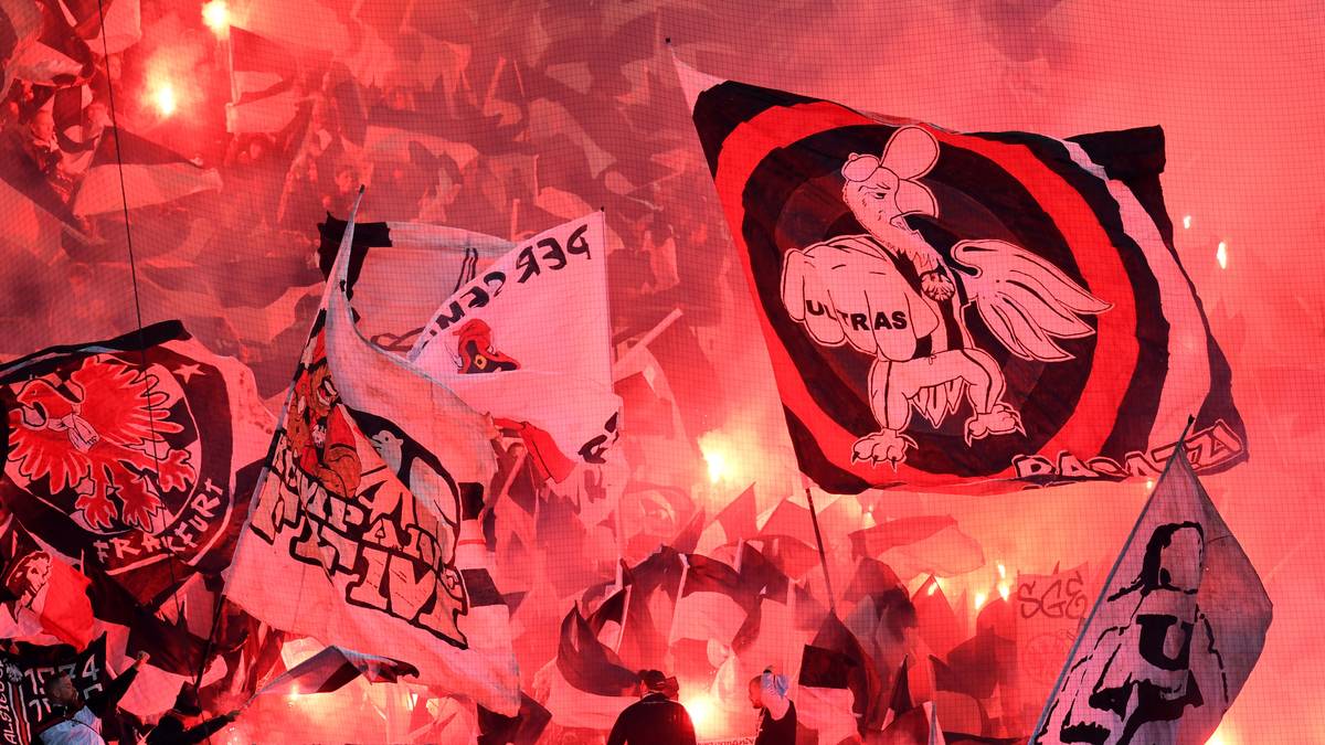 Die Stimmung bei Eintracht Frankfurt ist hingegen auf dem Höhepunkt. Die Gästefans brennen vor dem Anpfiff jede Menge Pyrotechnik ab