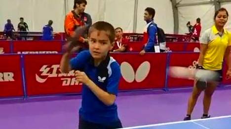 Ilyas Allanazarov spielt mit sieben Jahren bei der Tischtennis-WM