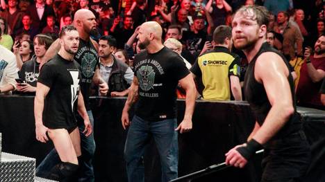 Bei WWE Monday Night RAW hatte eine SmackDown-Invasion Folgen für Dean Ambrose (r.) und Seth Rollins