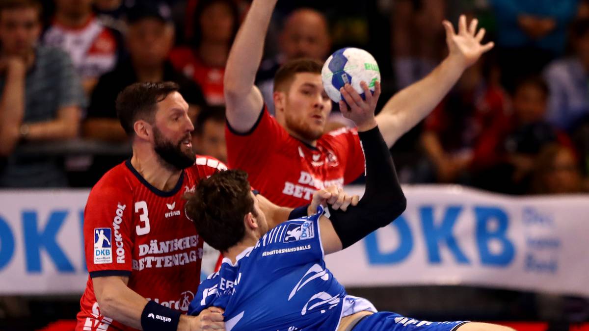 Ob Karlsson in den letzten Spielen wieder auf dem Feld stehen wird, ist unklar. Bislang konnten die Flensburger den Verlust zwar einigermaßen gut kompensieren, sollte der 37 Jahre alte Schwede aber weiter fehlen, würde das sicherlich eine große Lücke in der Defensive hinterlassen