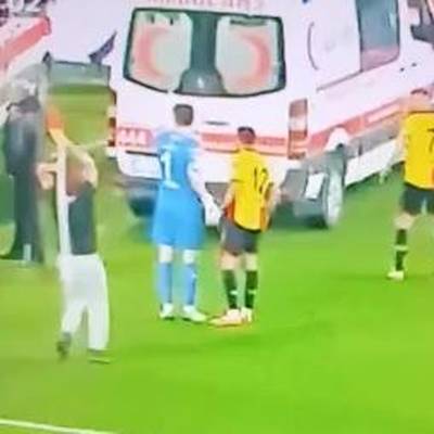 Wahnsinn in der Türkei: Beim Derby in Izmir stürmt ein Göztepe-Fan auf den Rasen und verletzt Altays Torwart schwer. Es kommt zum Spielabbruch.