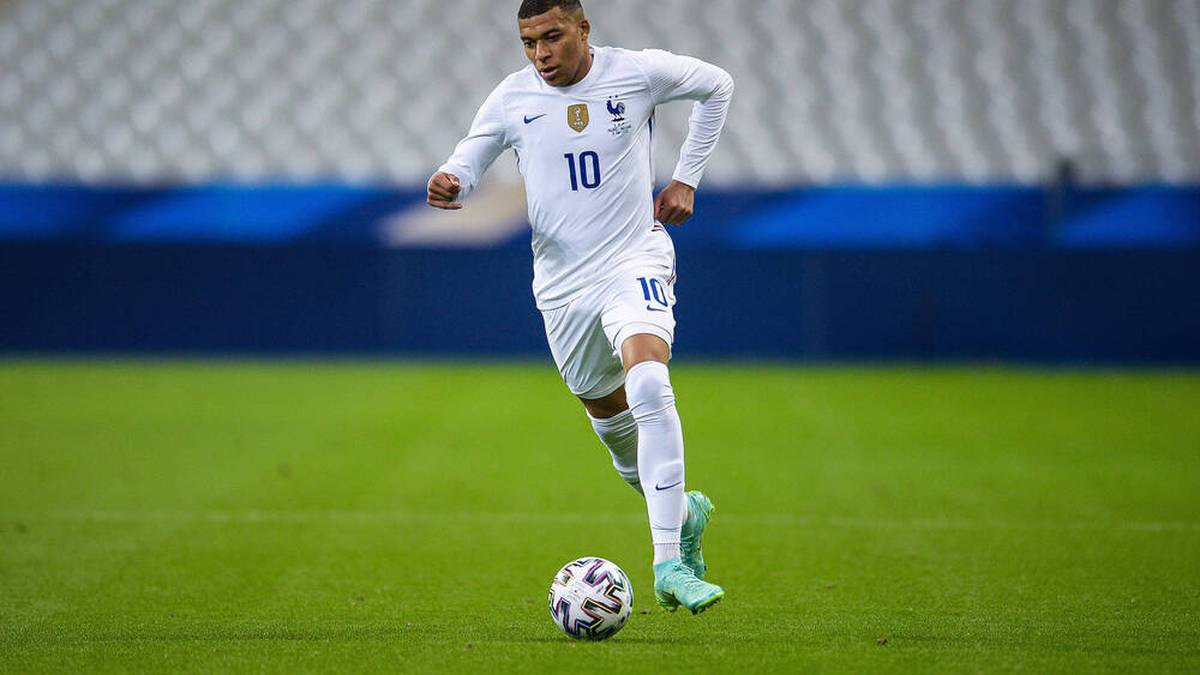 Auswärts spielen die Franzosen ganz in weiß mit blauen Akzenten.