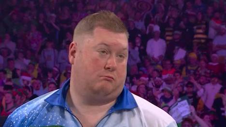 Ricky Evans und James Wade liefern sich bei der Darts-WM einen epischen Fight. Im entscheidenden Satz sticht dabei besonders eine Szene zwischen Evans und Caller Charlie Costorphine hervor. 