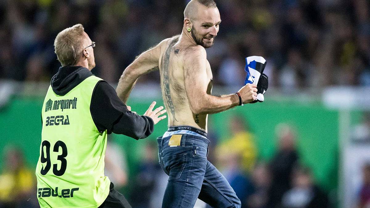 Ansonsten bietet das Spiel nur noch wenig Höhepunkte, bis ein Flitzer die Aufmerksamkeit auf sich zieht. Er liefert sich einen Wettlauf mit den Sicherheitskräften