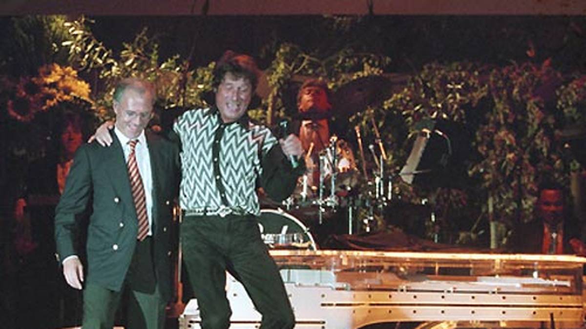 Zum 50. Geburtstag des Kaisers, der inzwischen FCB-Präsident ist, singt Udo Jürgens das Ständchen