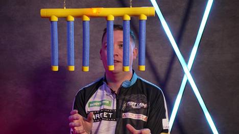 In der langsamen Testrunde ist Chris Dobey noch überfordert - doch Hollywood lernt schnell! Die Reaktions-Challenge mit dem letztjährigen WM-Halbfinalisten vor der Darts-WM 2026.