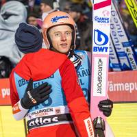 Der frühere Vierschanzentournee-Sieger Dawid Kubacki bricht die Saison ab: Seine Ehefrau Marta liegt im Krankenhaus und kämpft um ihr Leben. Die Größen des Skisprung-Zirkus nehmen Anteil - auch ein Tennis-Star reagiert.