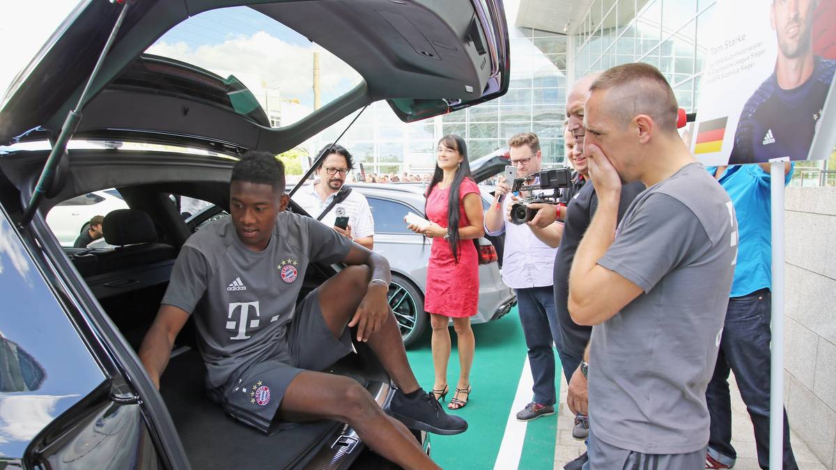 Wow, Franck Ribery scheint es die Sprache zu verschlagen. Ob es an der schieren Größe des Kofferraums liegt?