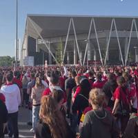 Auf dem Weg ins Stadion: Freiburg-Fans heizen Stadt ein