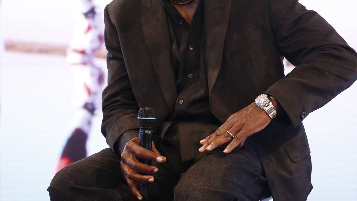 Jordan kassiert allein durch Lizenzgebühren von Nike, die mit der Nike Air Jordan Kollektion auf dem Markt sind, pro Jahr geschätzte 100 Millionen Dollar