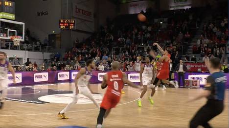 Justin Robinson packt kurz vor dem Ende der Partie seiner Bamberger gegen Göttingen einen richtigen feinen Wurf aus. Das muss man gesehen haben.