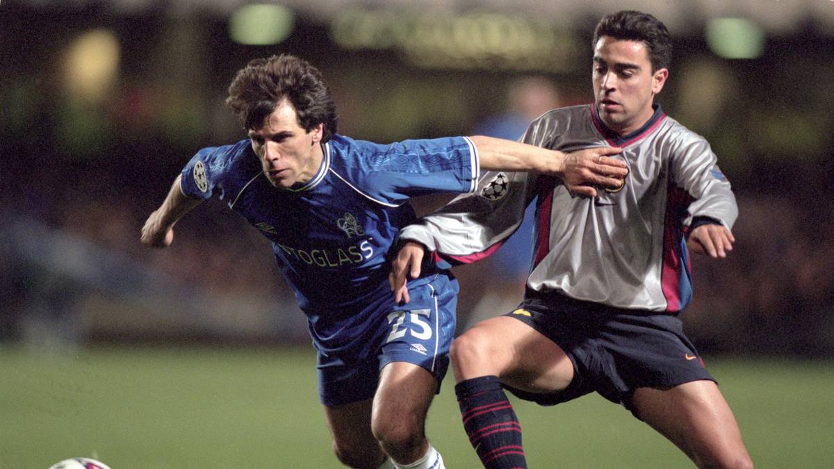 PLATZ 8: FC CHELSEA - Bei seiner ersten Teilnahme 1999/00 dringt Chelsea mit Gianfranco Zola (links) bis ins Viertelfinale vor. Dort ist gegen den FC Barcelona mit dem jungen Xavi (rechts) Endstation. Bis heute kommen weitere 14 Teilnahmen hinzu