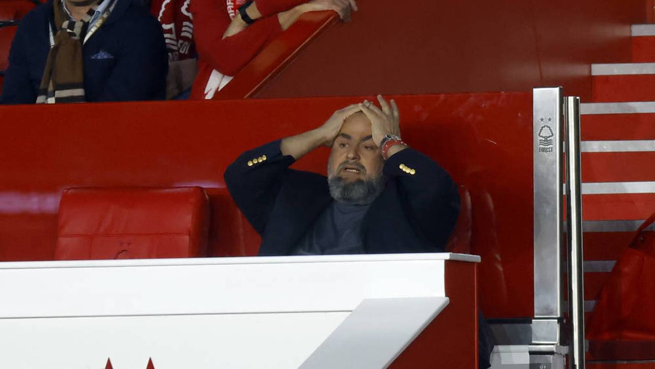 Nottingham-Boss Evangelos Marinakis litt beim Spiel gegen den FC Midtjylland auf der Tribüne sichtlich mit