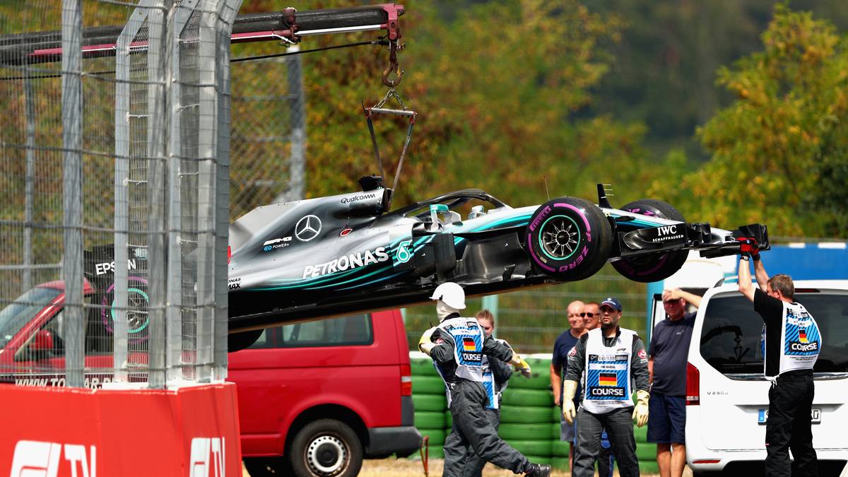 ...hängt sein Mercedes am Haken eines Krans und wird abgeschleppt