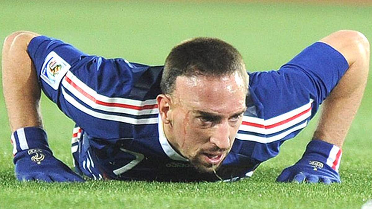 Zur Ruhe kam die Karriere von Ribéry dennoch erstmal nicht: Bei der WM 2010 in Südafrika schieden die Franzosen ohne Sieg und mit nur einem geschossenen Tor als Gruppenletzter aus. Zu den sportlichen Turbulenzen kamen persönliche