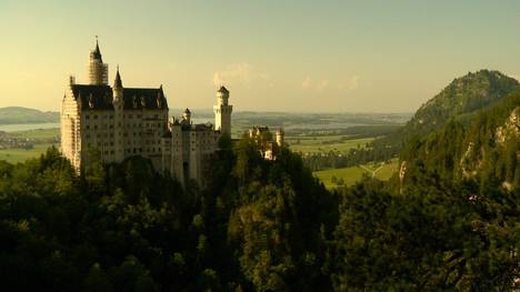 Bayerische Natur, bayerische Kultur – barrierefrei!
In dieser Grenzenlos-Folge ist das deutsch-englische Ehepaar Anita und Rob Read auf seiner Ferientour durch Bayern diesmal in Schwaben unterwegs. Hier gibt es Königsschlösser, Heilbäder und ein weltbekanntes Puppenspiel zu besichtigen. Mittelalterliche Städte sowie herrliche Natur- und Seenlandschaften lohnen ebenfalls einen Besuch. Eine ideale Urlaubsregion – auch für Urlauber mit Handicap, wenn da nur nicht das viele Kopfsteinpflaster wäre! Für die Rollstuhlfahrerin Anita Read ist das der einzige Wermutstropfen in einer ansonsten rundum gelungenen Ferienwoche.
