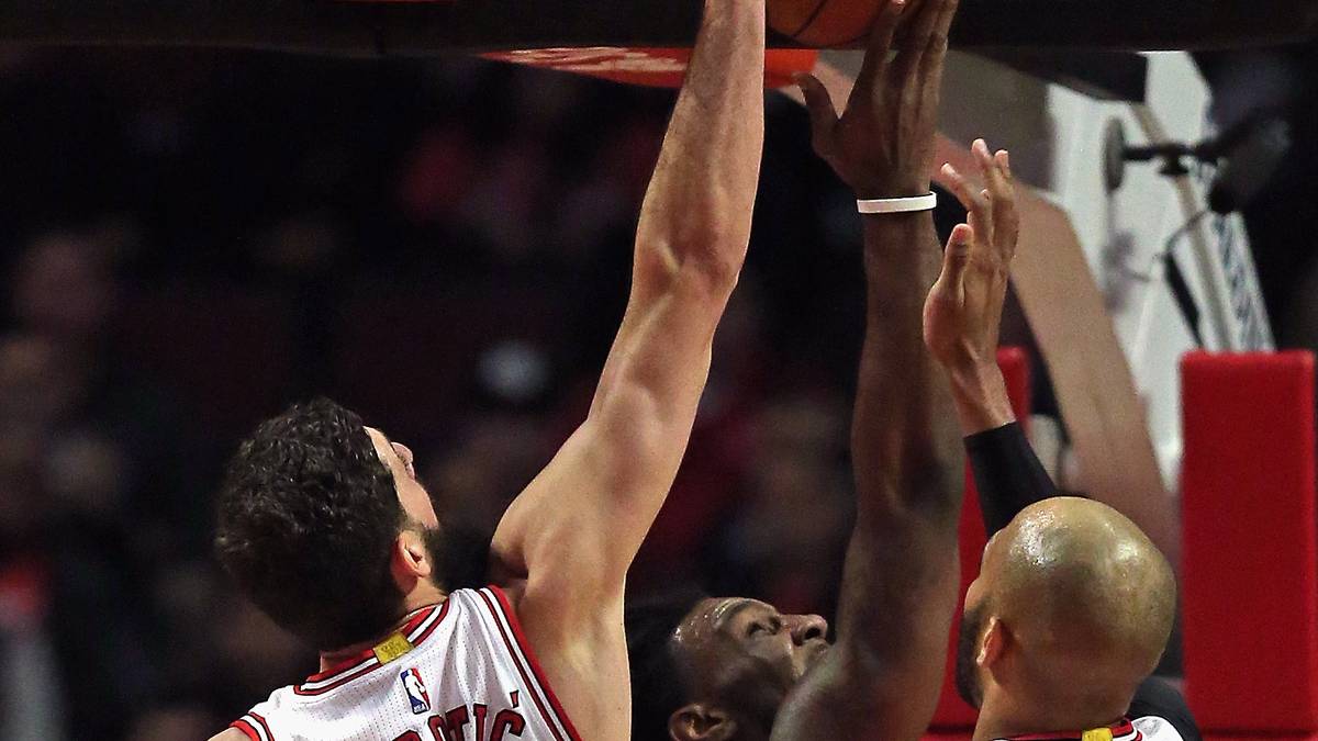 Nicht ganz mit legalen Mitteln versucht der Spanier Nikola Mirotic hier zwei Punkte für die Boston Celtics zu verhindern. In diesen Korb trifft auf jeden Fall keiner mehr