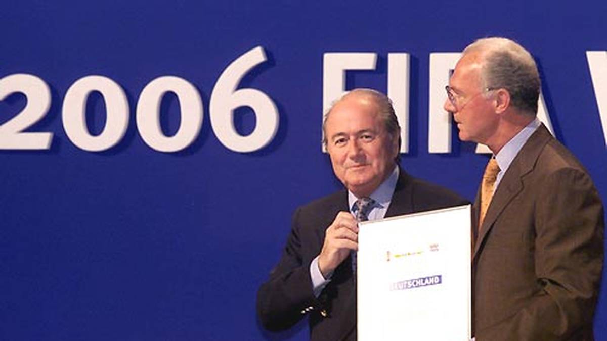 Als Vorsitzender des Bewerbungskomitees holt Beckenbauer (hier mit FIFA-Präsident Sepp Blatter) später die WM 2006 nach Deutschland