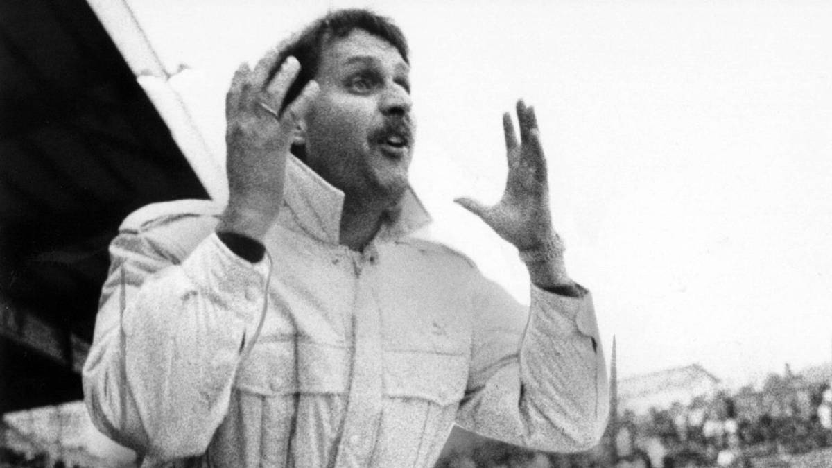 Nach kurzen Engagements beim TuS Haltern, Westfalia Weitmar und Rot-Weiss Essen übernimmt Neururer 1988 mit Alemannia Aachen erstmals einen Zweitligisten. Mit modischen Moonboots steht er an der Seitnelinie. Noch in der Saison 88/89 ist seine Zeit dort aber wieder vorbei. Er bleibt in der Zweiten Liga...