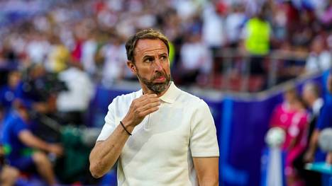 Englands Nationalcoach Gareth Southgate bekommt nach den biederen Leistungen der Vorrunde die volle Breitseite. Einige Fans fordern sogar seine Entlassung. Dabei stehen die Three Lions ungeschlagen im Achtelfinale.