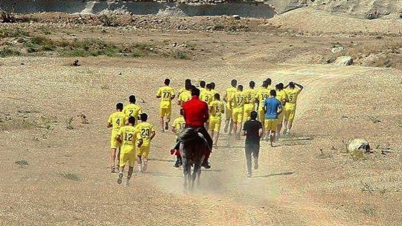 Daei treibt Spieler vom Pferd aus an