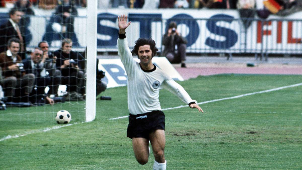 Müller ist auf dem absoluten Höhepunkt seiner Karriere - und stellt das auch im DFB-Trikot unter Beweis. Das Team, das 1972 Europameister wird, gilt bis heute als das spielstärkste DFB-Team aller Zeiten. Beim 3:0 im Finale gegen die Sowjetunion im legendären Heysel-Stadion in Brüssel schlägt er der "Bomber der Nation" zwei Mal zu
