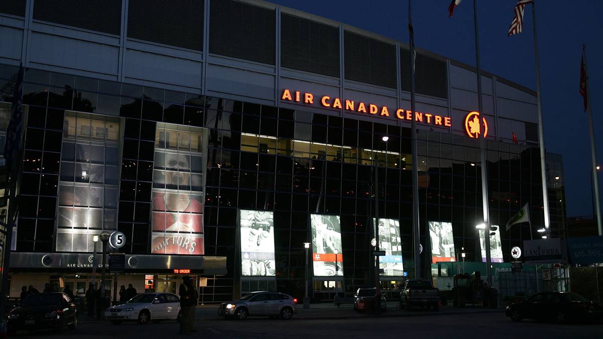 Der World Cup of Hockey ist zurück! Bevor zwischen dem 17. September und 1. Oktober die dritte Austragung nach 1996 und 2004 im Air Canada Centre in Toronto steigt, messen sich die acht Teams Kanada, USA, Russland, Schweden, Finnland, Tschechien, das Team Europa und das Team Nordamerika in Testspielen in aller Welt (heute ab 18 Uhr live im TV auf SPORT1). Mit dabei sind die Superstars der NHL - SPORT1 stellt die 25 größten vor