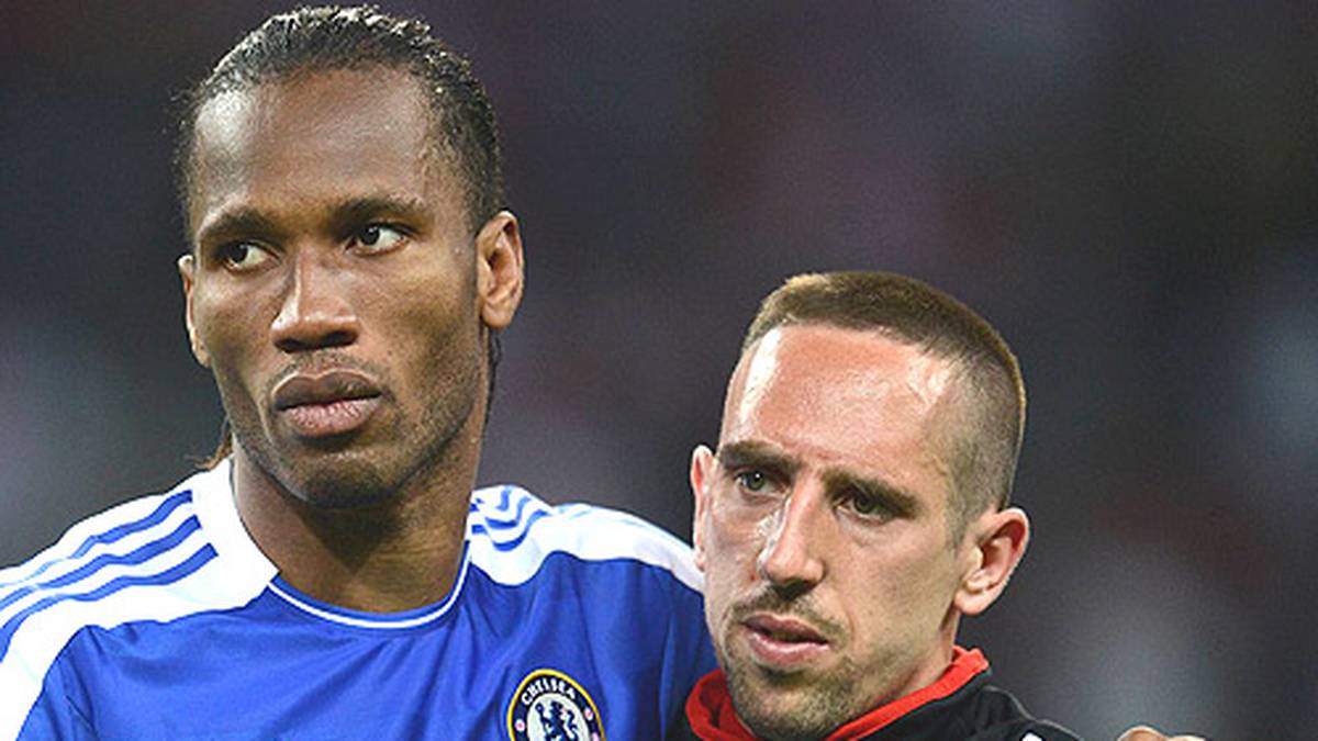 Trainer-Altmeister Jupp Heynckes konnte im Jahr darauf erstmal nichts an Bayerns Sinnkrise ändern: Den Meistertitel mussten Ribéry und Co. wieder dem BVB überlassen, im Champions-League-Finale "dahoam" unterlagen sie dem FC Chelsea im Elfmeterschießen. Gegenspieler Didier Drogba (l.) tröstete Ribéry nach dem Spiel