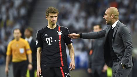 Bedient nach der Pleite beim FC Porto: Bayern-Coach Pep Guardiola (r.) und Thomas Müller
