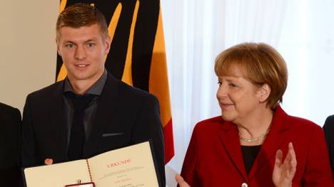 Toni Kroos bekam als Weltmeister 2014 das Silberne Lorbeerblatt von Angela Merkel verliehen