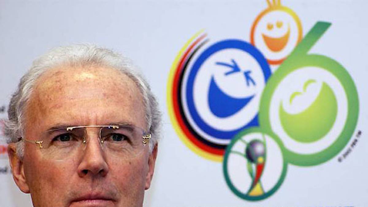 Das Turnier wird zum Sommermärchen und macht auch Beckenbauer, den Leiter des Organisationskomitees, noch ein Stückchen unsterblicher