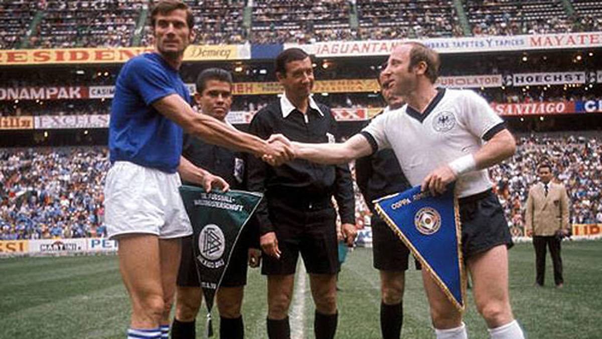 PLATZ 1 - WM 1970: Nicht das erste, aber das packendste Turnierduell zwischen Deutschland und Italien.  Als Jahrhundertspiel ging es in die Geschichte ein. 1962 trennen sich die Rivalen bei der WM in Chile mit einem müden 0:0. Acht Jahre später wird den Fans wesentlich mehr geboten...