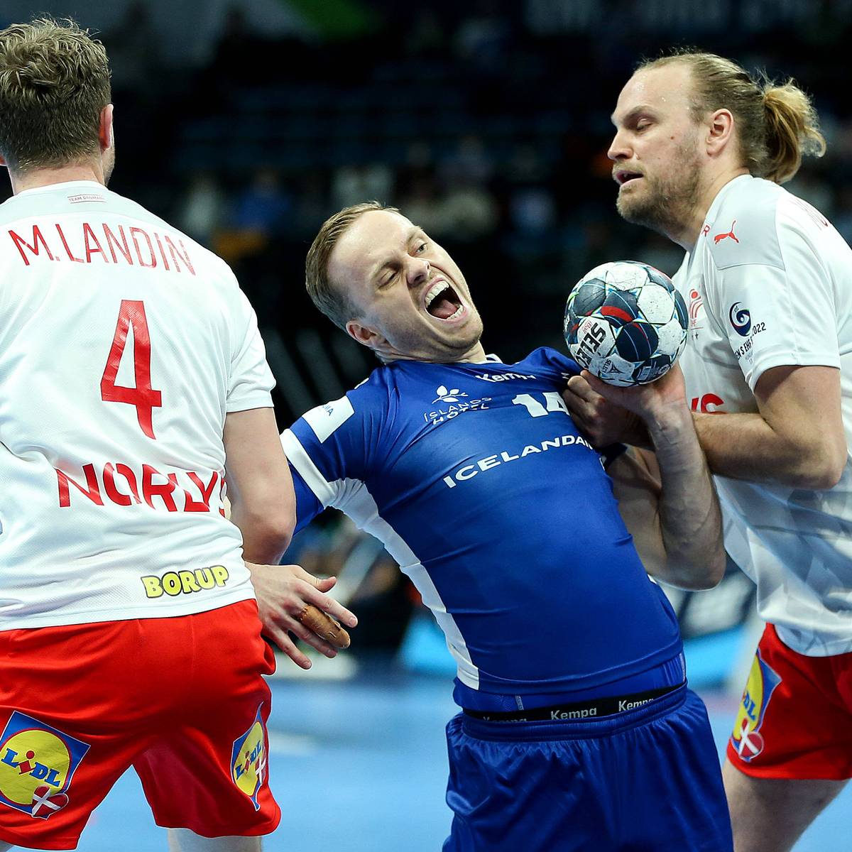 Auf dramatische Art und Weise verpasst Island das Halbfinale bei der Handball-EM. Die Isländer werfen Dänemark nun Wettbewerbsverzerrung vor, sogar von Wettbetrug ist die Rede.