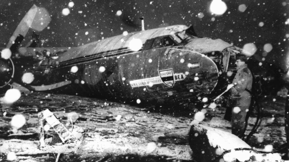 Nach dem Viertelfinale des Europapokals der Landesmeister wollte die Mannschaft zurück in die Heimat fliegen. Nach dem Auftankstopp in München am 6. Februar 1958 kam die Maschine beim dritten Startversuch von der Startbahn ab und explodierte. Acht Spieler starben. Bobby Charlton gehörte zu den wenigen Überlebenden