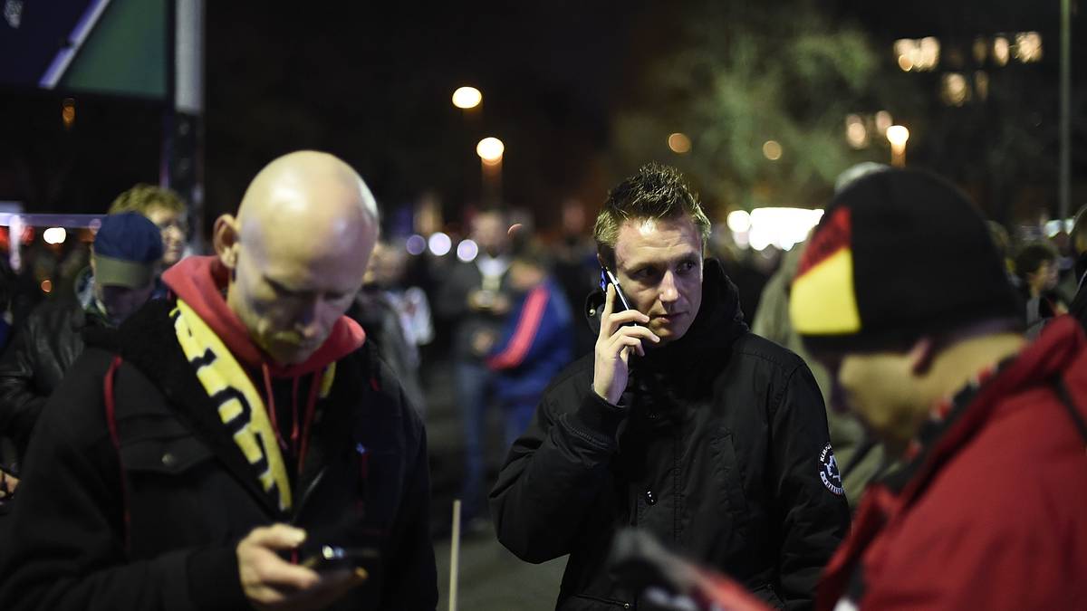 Größtenteils verläuft die Evakuierung zügig und ruhig. Einige Anhänger versuchen, sich per Handy über die aktuellen Geschehnisse zu informieren, andere wiederum ...