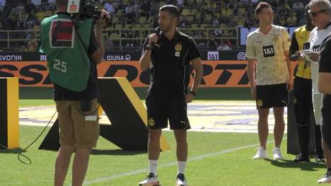Borussia Dortmund stellt bei der Saisoneröffnung jeden einzelnen Spieler vor, darunter Neuzugang Serhou Guirassy. Zum Schluss betritt Neu-Trainer Nuri Sahin den Rasen und richtet einen Appell an die BVB-Fans.