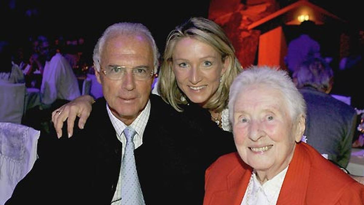 Der Wahl-Österreicher - sein Wohnsitz in Oberndorf in Tirol befindet sich kurioserweise am Kaiserweg - an seinem 60. Geburtstag mit seiner Ehefrau Heidi (M.) und seiner 2006 verstorbenen Mutter Antonie