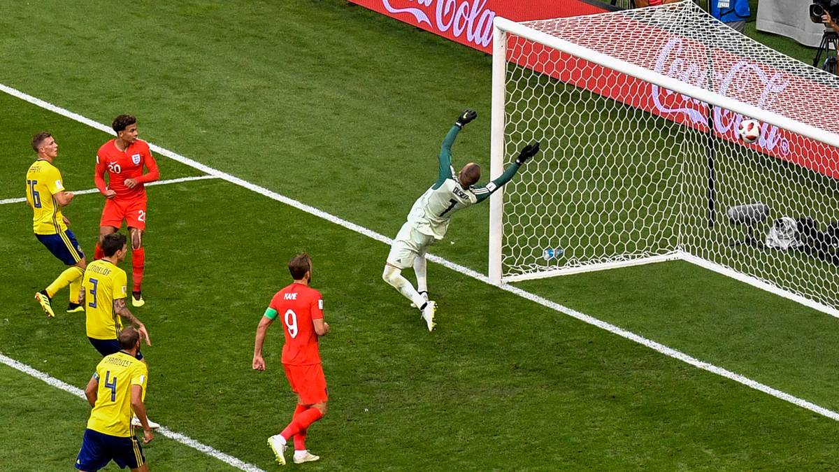 SPORT: "England 'fliegt' ins Halbfinale. Die Kopfballtreffer von Maguire und Delle Alli reichen, um ins Halbfinale zu kommen. Jordan Pickford verkleidet sich wieder als Held. Mit den Händen Pickfords und den Füßen Kanes kann England vom zweiten WM-Titel träumen."