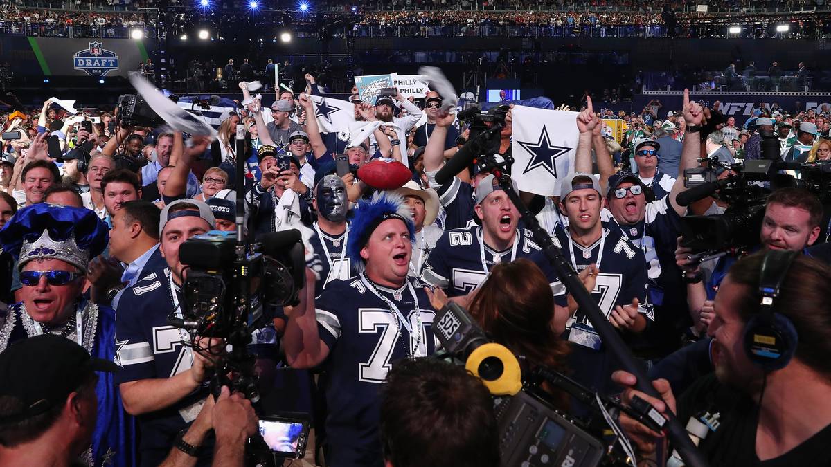 Nach einer festgelegten Reihenfolge können die einzelnen Franchises ihre Wahl treffen. Das schlechteste Team aus dem Vorjahr hat den ersten Pick, der Super-Bowl-Sieger kommt als letztes dran. Dadurch soll die Chancengleichheit erhöht werden 
