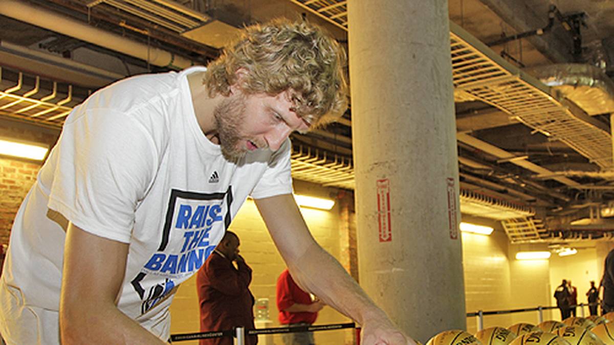 Der NBA-Star twitterte: "Ich hoffe, dass der Typ, der mir die Tasche geklaut hat, auch 2,13 m groß ist. Sonst passen ihm meine schönen Sachen nicht.