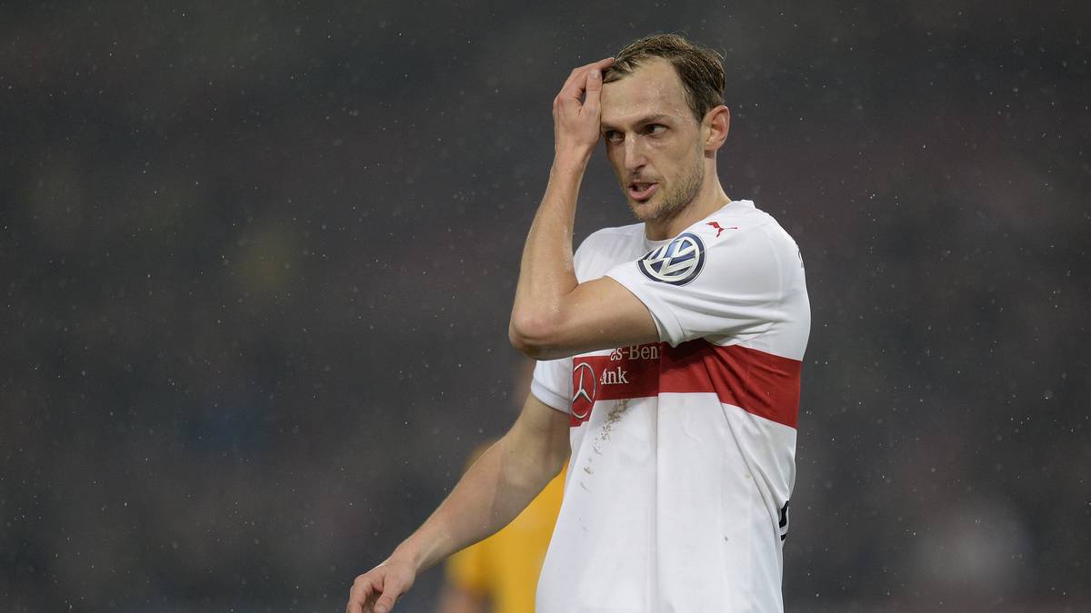 Und dann werden die Stuttgarter auch belohnt für ihre Ausgleichsbemühungen: Georg Niedermeier besorgt mit einem Torpedo-Kopfball das 1:1